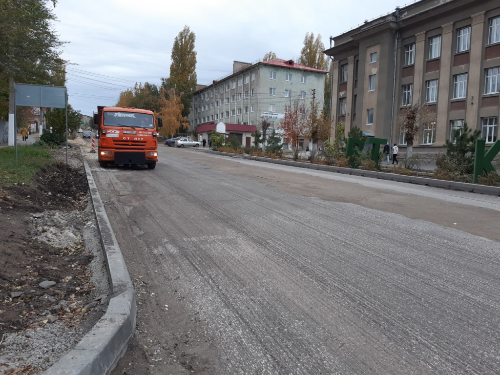 В Вольске продолжается дорожное строительство